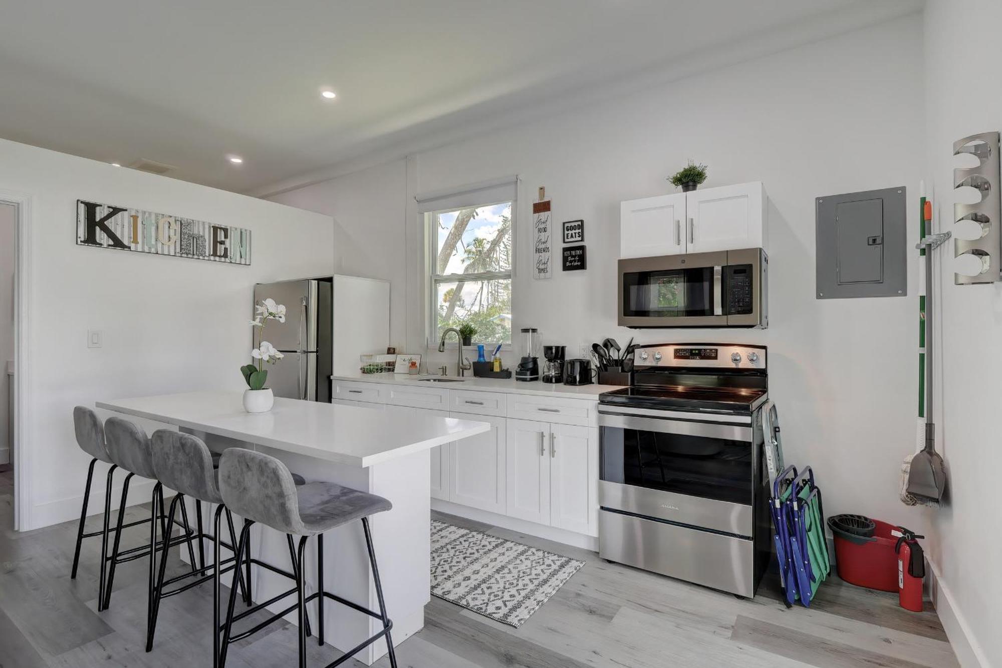 Charming Downtown Retreat With Private Units Villa Bonita Springs Exteriör bild