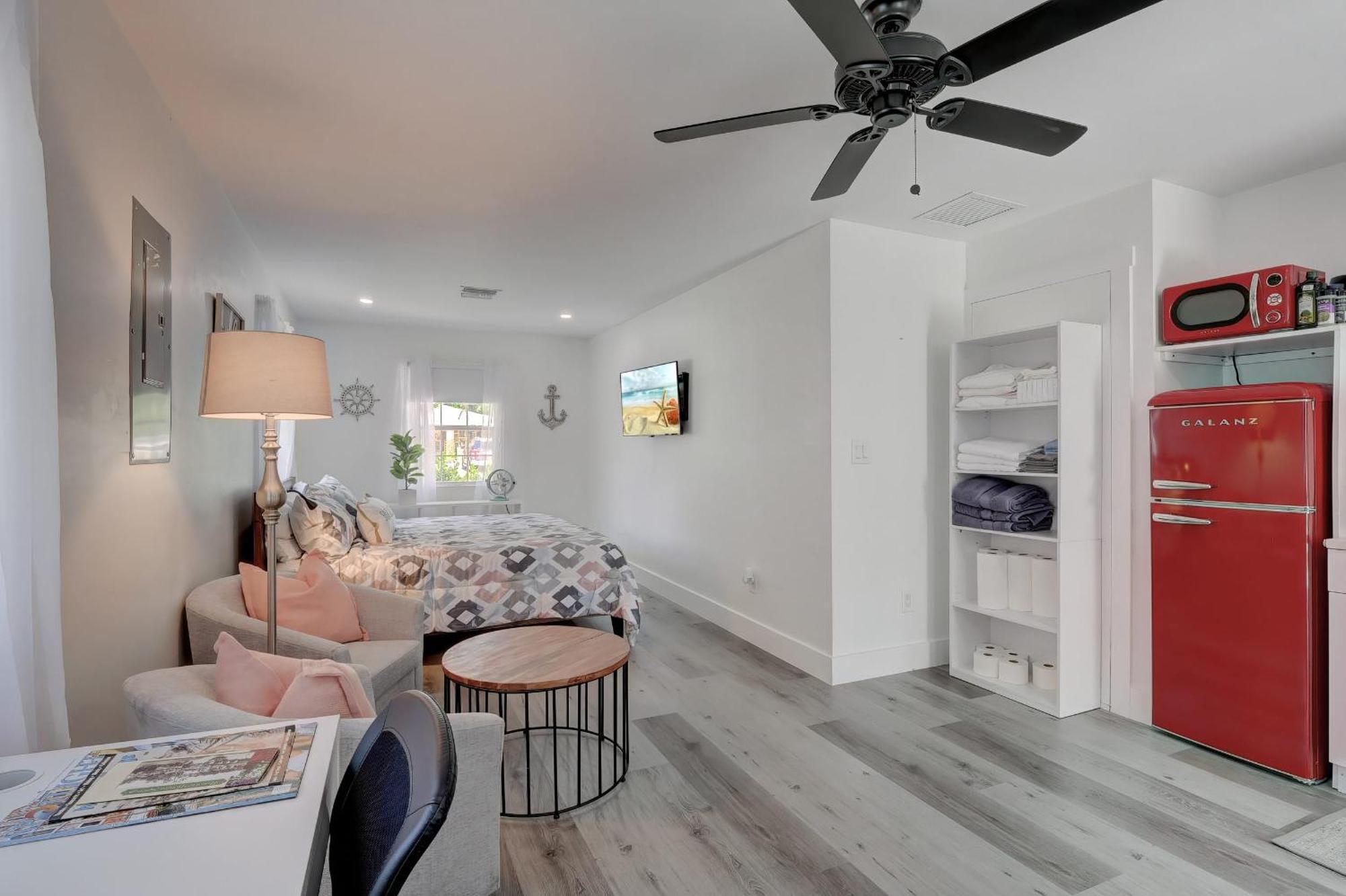 Charming Downtown Retreat With Private Units Villa Bonita Springs Exteriör bild