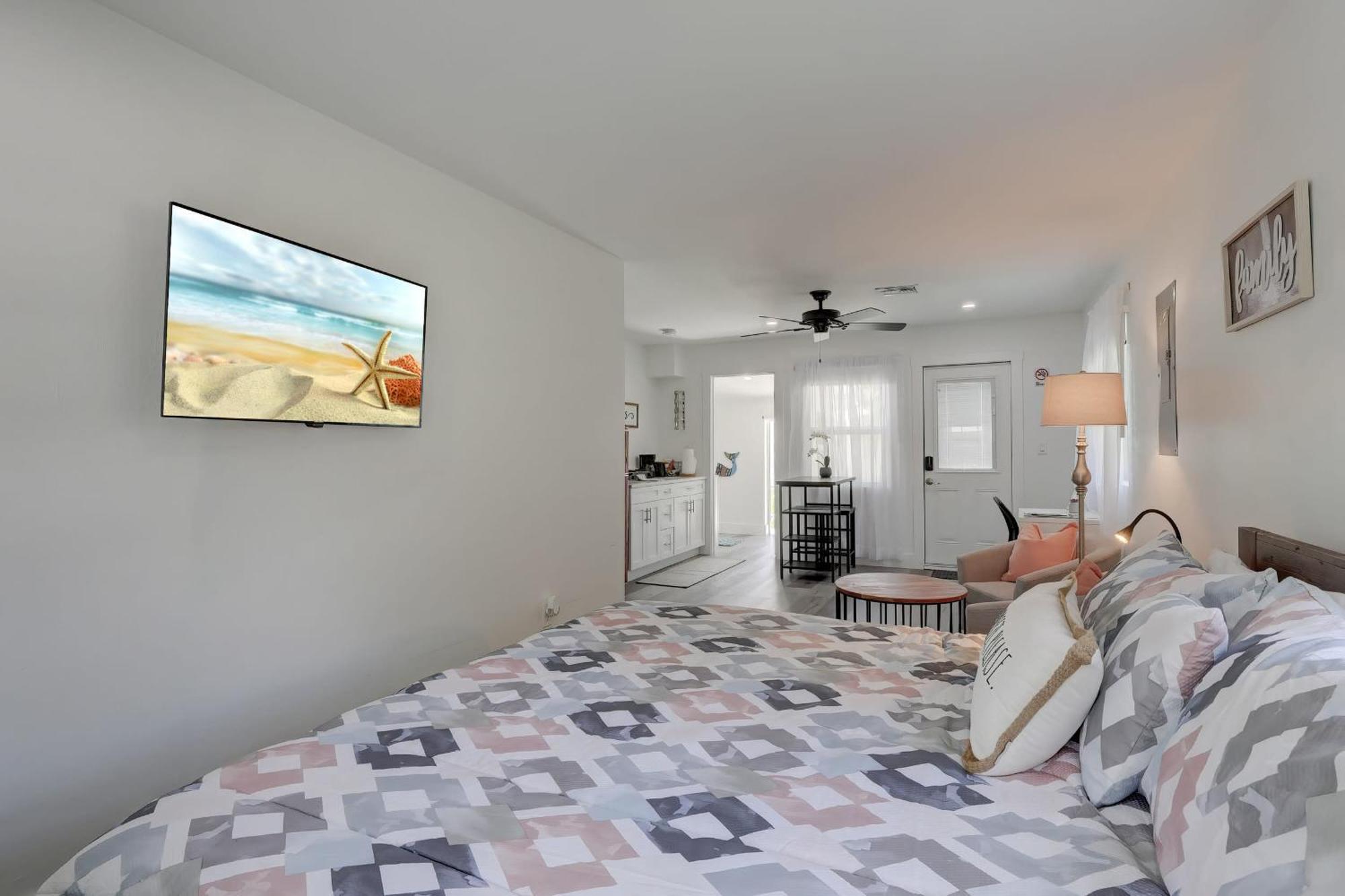Charming Downtown Retreat With Private Units Villa Bonita Springs Exteriör bild