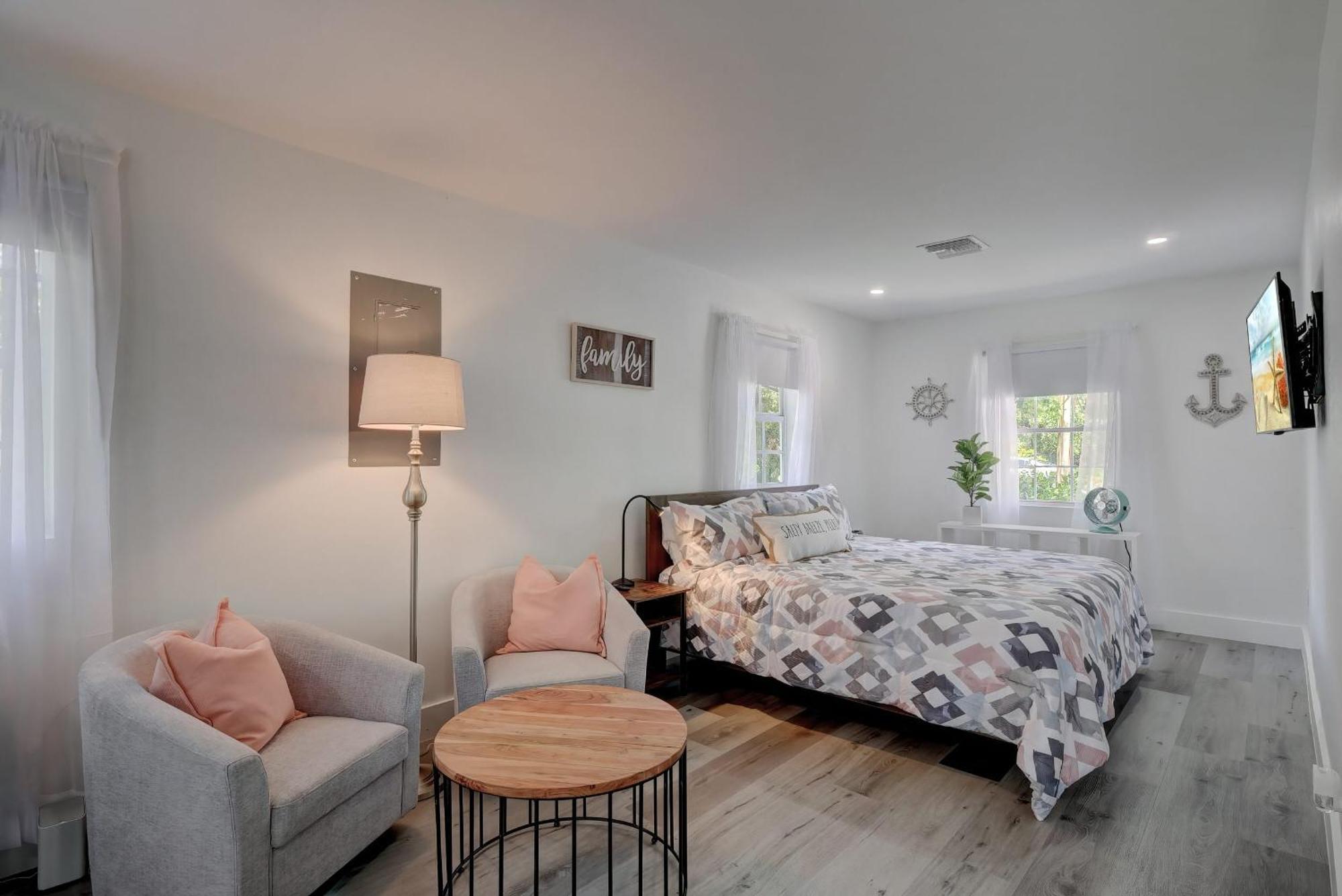 Charming Downtown Retreat With Private Units Villa Bonita Springs Exteriör bild